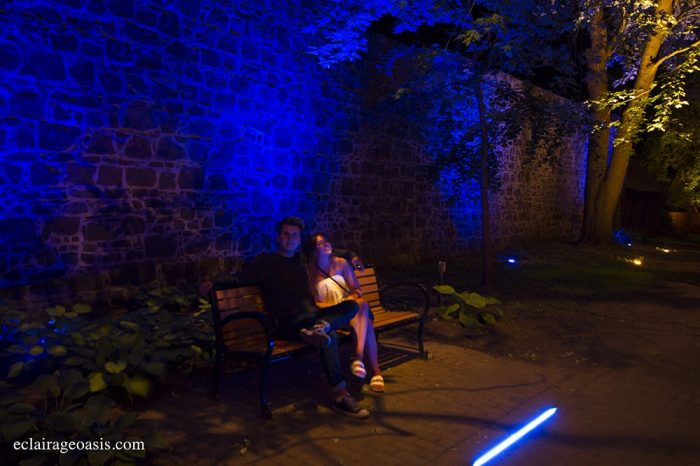 Barres LED dans un sentier au cœur du quartier historique